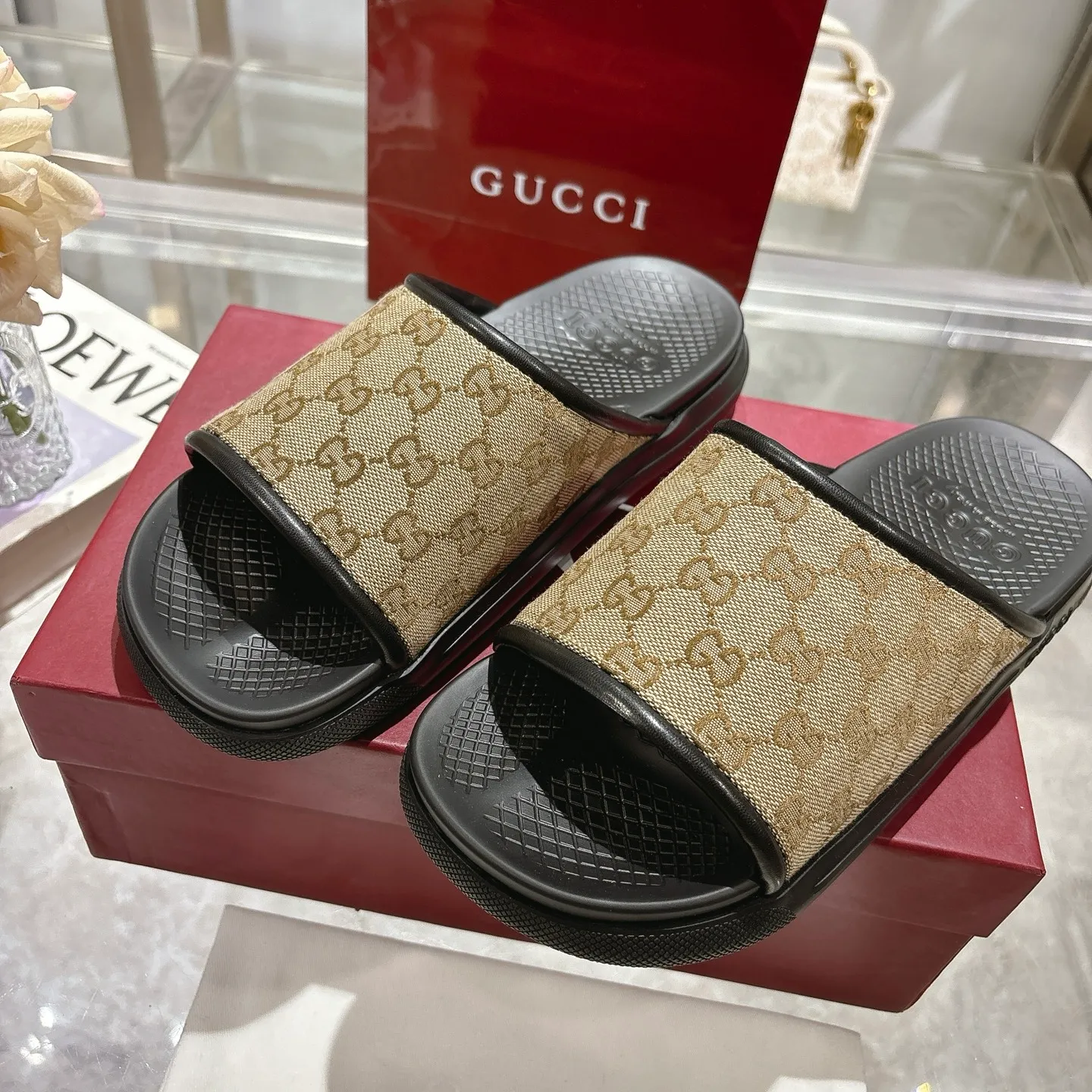 p400🐮🐮New summer men's slip-on slippers. Inspired by the summer spirit and beach clubs of the Italian coast, this piece is part of Gucci Lido. The Pre-Fall collection reinterprets the brand's signature elements and sophisticated patterns in a contemporary way. Made from black rubber, these flat sandals feature a slip-on design that reinterprets the brand's distinctive green and red web design. GG Classic Upper Men's Molded Rubber Footbed Gucci Logo Flat Made in Italy Size: Men's 40 to 47,